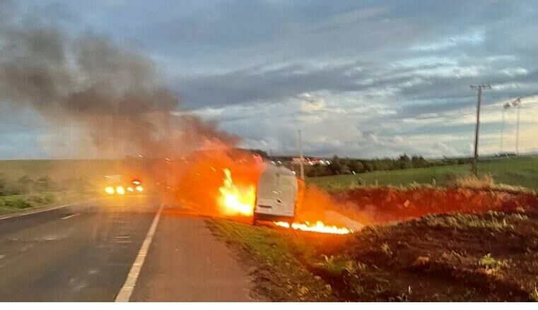 Imagem de compartilhamento para o artigo Van é destruída por incêndio após colisão com carreta na BR-163, em São Gabriel do Oeste da MS Todo dia